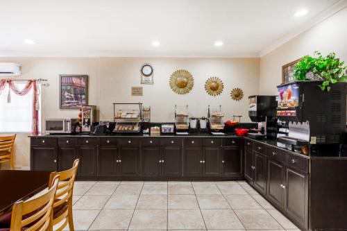 Una cocina o zona de cocina en Ramada by Wyndham San Diego Poway Miramar