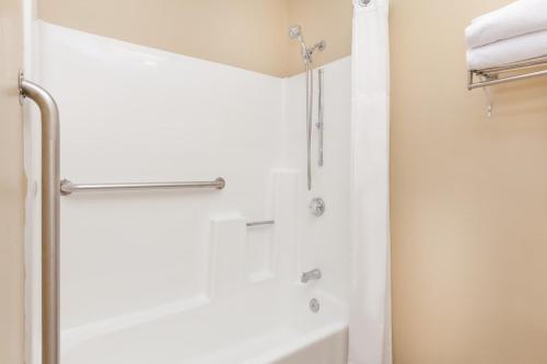 Un baño de Ramada by Wyndham San Diego Poway Miramar