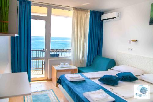 una camera d'albergo con letto e balcone di Hotel Carmen Azzuro a Venus