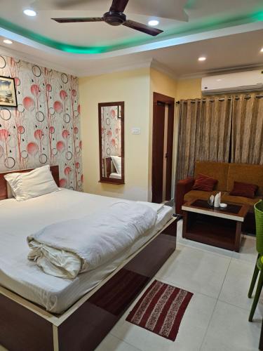 เตียงในห้องที่ Hotel Royal Sunview