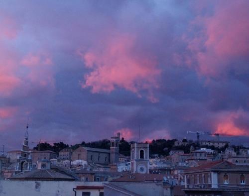 Blick auf eine Stadt mit rosa Wolken in der Unterkunft Camera con Vista B&B in Ancona