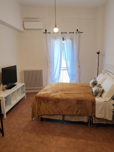 a bedroom with a bed and a desk and a window at Casa Vacanze Del Pescatore in Passignano sul Trasimeno