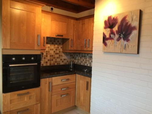 Una cocina o cocineta en Hillcrest Holiday Home