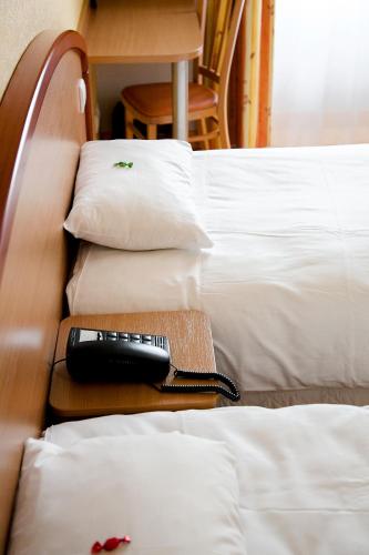 Кровать или кровати в номере Logis Hôtel du Commerce