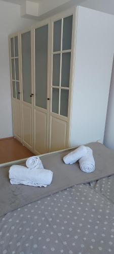 a bed with two towels sitting on top of it at Katica Apartman in Kehidakustány