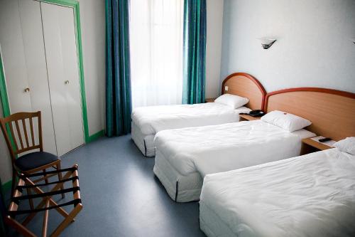 Кровать или кровати в номере Logis Hôtel du Commerce