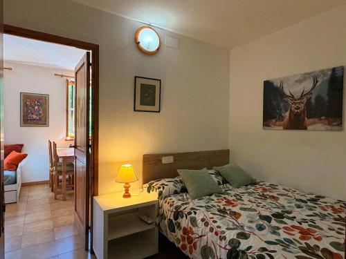 a bedroom with a bed and a table with a lamp at Agradable y rústico, perfecto para parejas - Cuc 7 in Pla de l'Ermita