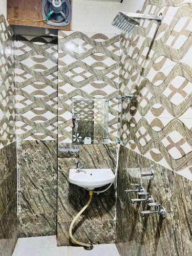 a bathroom with a sink and a shower at Hari Kamal Invitation in Mathura
