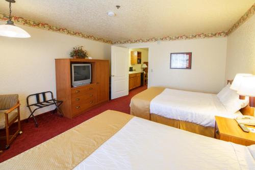 Una cama o camas en una habitación de Murphys Suites
