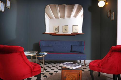a living room with two red chairs and a blue couch at Dos del Sul in Roe