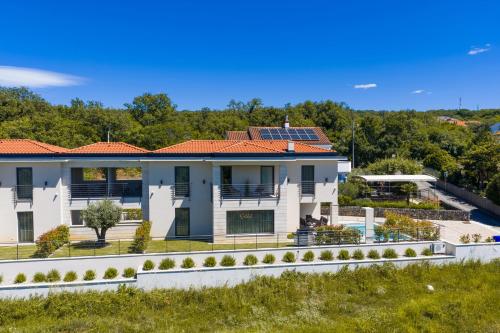 Villa Cremona 1 by El-pi Tours