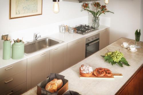 a kitchen with a sink and a counter with food on it at Dos del Sul in Roe