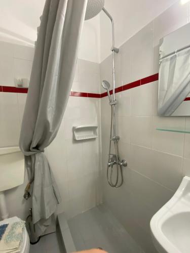 a bathroom with a shower and a sink at Mpiritis Mare in Lefkandi Chalkidas