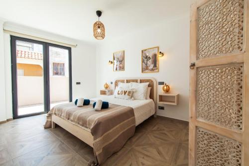 a bedroom with a bed and a large window at Casa Gabriel in Estômbar