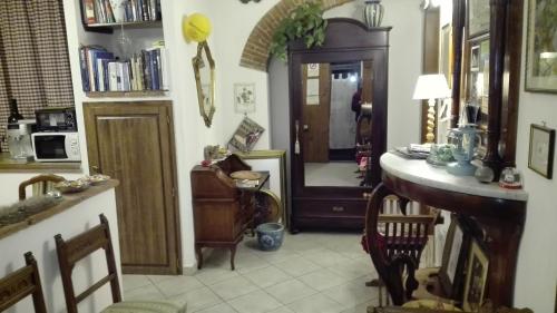 a living room with a table and chairs and a door at Alfieri Bed & Breakfast in Pisa