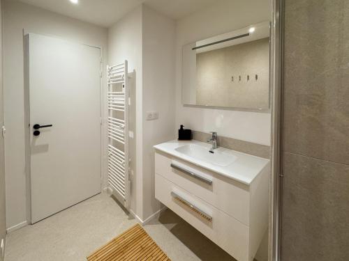 ein weißes Badezimmer mit Waschbecken und Dusche in der Unterkunft EASY Tropez in Grimaud