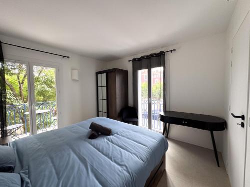 ein Schlafzimmer mit Bett und Klavier auf einem Balkon in der Unterkunft EASY Tropez in Grimaud