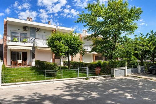 Laura House Nikiti