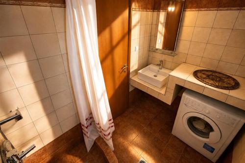 Laura House Nikiti