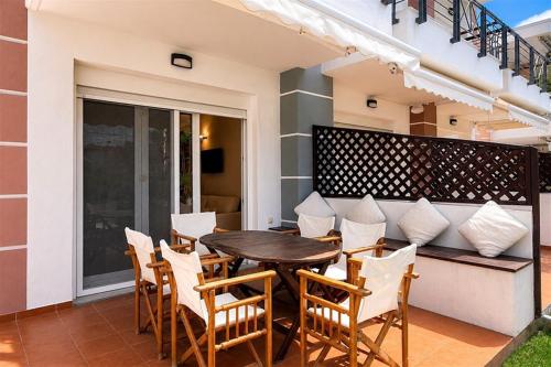 Laura House Nikiti