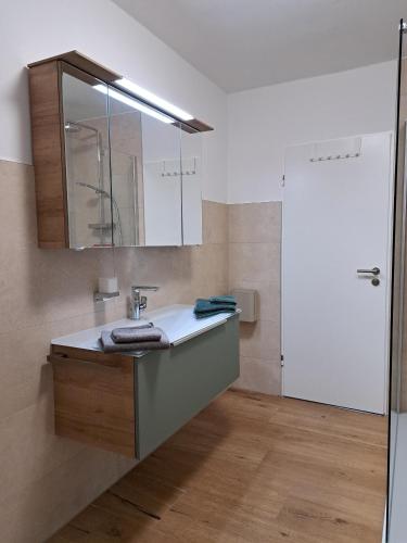 a bathroom with a sink and a mirror at Freds Ferienwohnung in Kelheim
