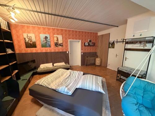 a living room with a couch and a bed at Momo Den in Blomberg