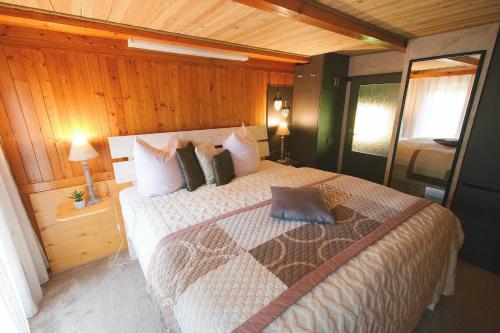 a bedroom with a large bed in a room at Chata Ostrov - Eiland v srdci Českého Švýcarska in Tisá