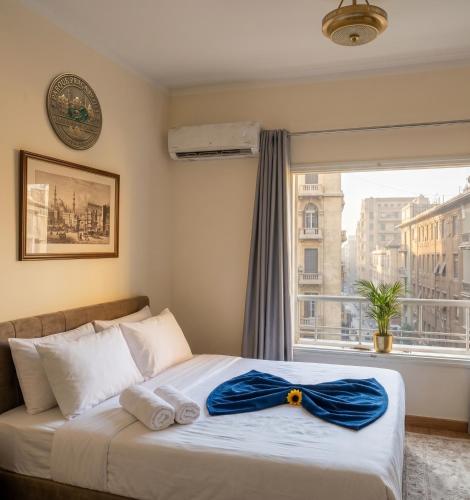 a bedroom with a bed with towels on it at Parque Praca hotel in Cairo