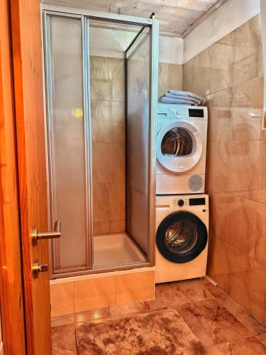 a washing machine and a washer in a bathroom at Das Försterhaus 41 in Aschau