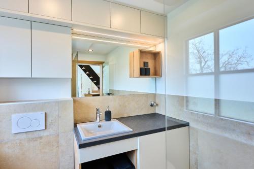 a bathroom with a sink and a mirror at Wiegehaus Retz in Retz