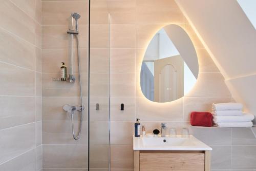 a bathroom with a shower and a sink at Hôtel Le Lichen De La Mer in Batz-sur-Mer