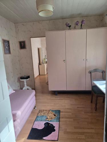 ein Wohnzimmer mit Sofa, Schrank und Teppich in der Unterkunft Pas tetulę in Anykščiai