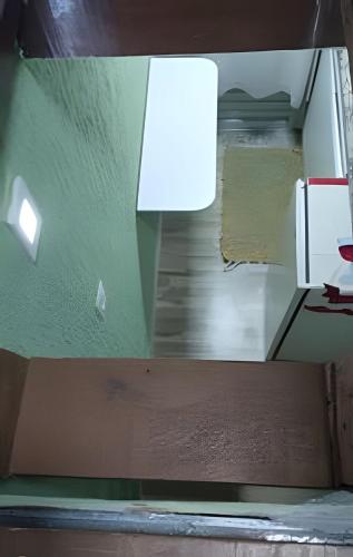 a room with a green wall and a white light at micro 3 in Volta Redonda