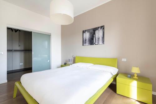 Lush Contemporary Flat, wonderful and wide home with 3 Bedrooms, 6 guests, By HouseinMilano