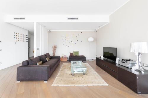 Lush Contemporary Flat, wonderful and wide home with 3 Bedrooms, 6 guests, By HouseinMilano