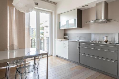 Lush Contemporary Flat, wonderful and wide home with 3 Bedrooms, 6 guests, By HouseinMilano