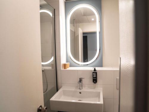 a bathroom with a sink and a mirror at ibis Saint-Denis Stade Ouest in Saint-Denis