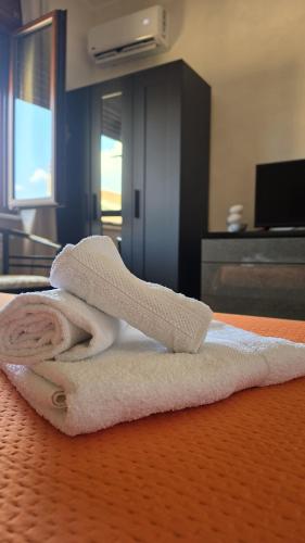 a white towel sitting on top of a bed at Scicocco Sweet Home in Bagnoli del Trigno