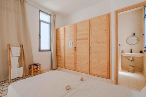 a bedroom with a large wooden wall at 3Moon Guesthouse in Aït Yassine
