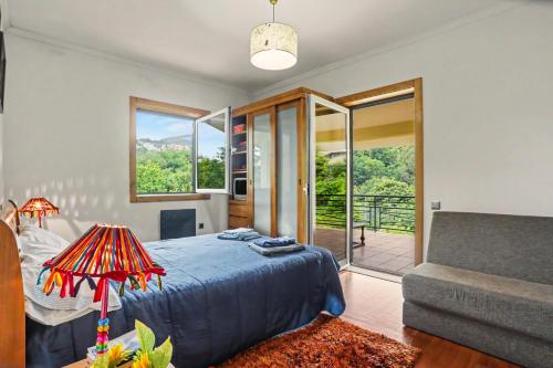 a bedroom with a bed and a couch at Casa da Giesta in Roge