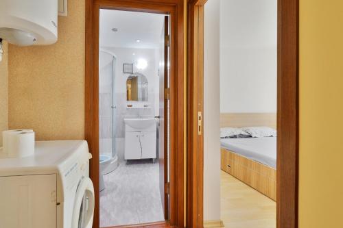 a bathroom with a toilet and a bed in a room at Centralsquad in Mangalia
