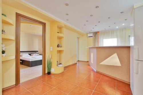 a large room with a bed and a mirror at Centralsquad in Mangalia