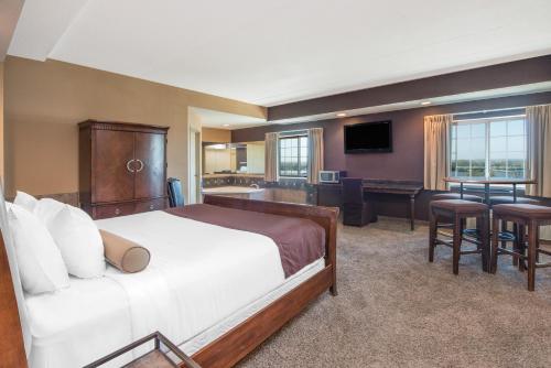 Ліжко або ліжка в номері Microtel Inn & Suites Quincy by Wyndham