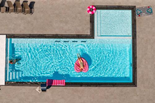 an overhead view of a swimming pool at Grand Tatry - miejsce na wyjątkowy pobyt dla Ciebie i Twojej rodziny! - sauna i jacuzzi wliczone w cenę pobytu - 10 minut pieszo od Term Bania in Białka Tatrzańska