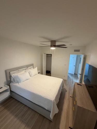 a bedroom with a bed and a ceiling fan at The Tel Ft Lauderdale in Fort Lauderdale