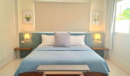 Un pat sau paturi într-o cameră la บ้านชายเล ปราณบุรี Baan Pim