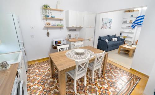 Meraki - Traditional House with Private Green Yard