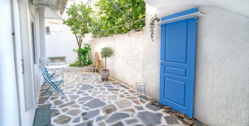 Meraki - Traditional House with Private Green Yard