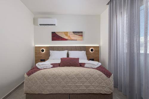 a bedroom with a bed and a window at Costa Blu Mare in Haraki