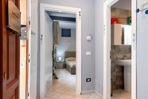 a small hallway with a sink and a bathroom at Dimora il Respiro di Pisa in Pisa